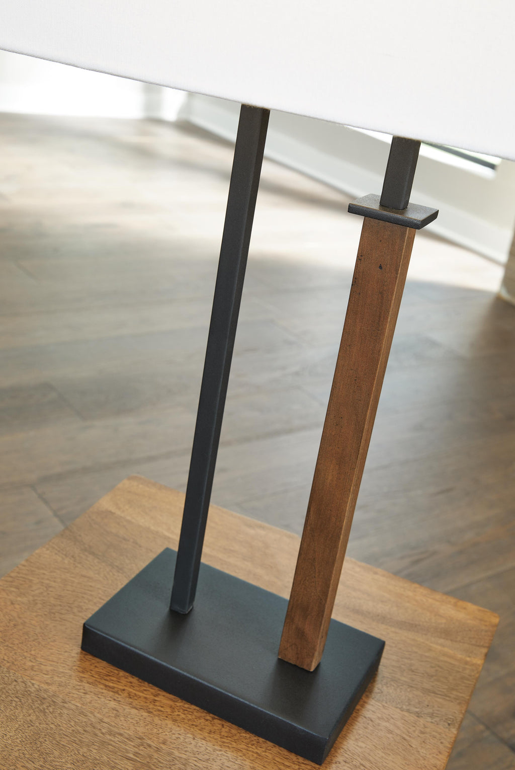 Voslen Table Lamp (Set of 2) in Black/Brown, detail view