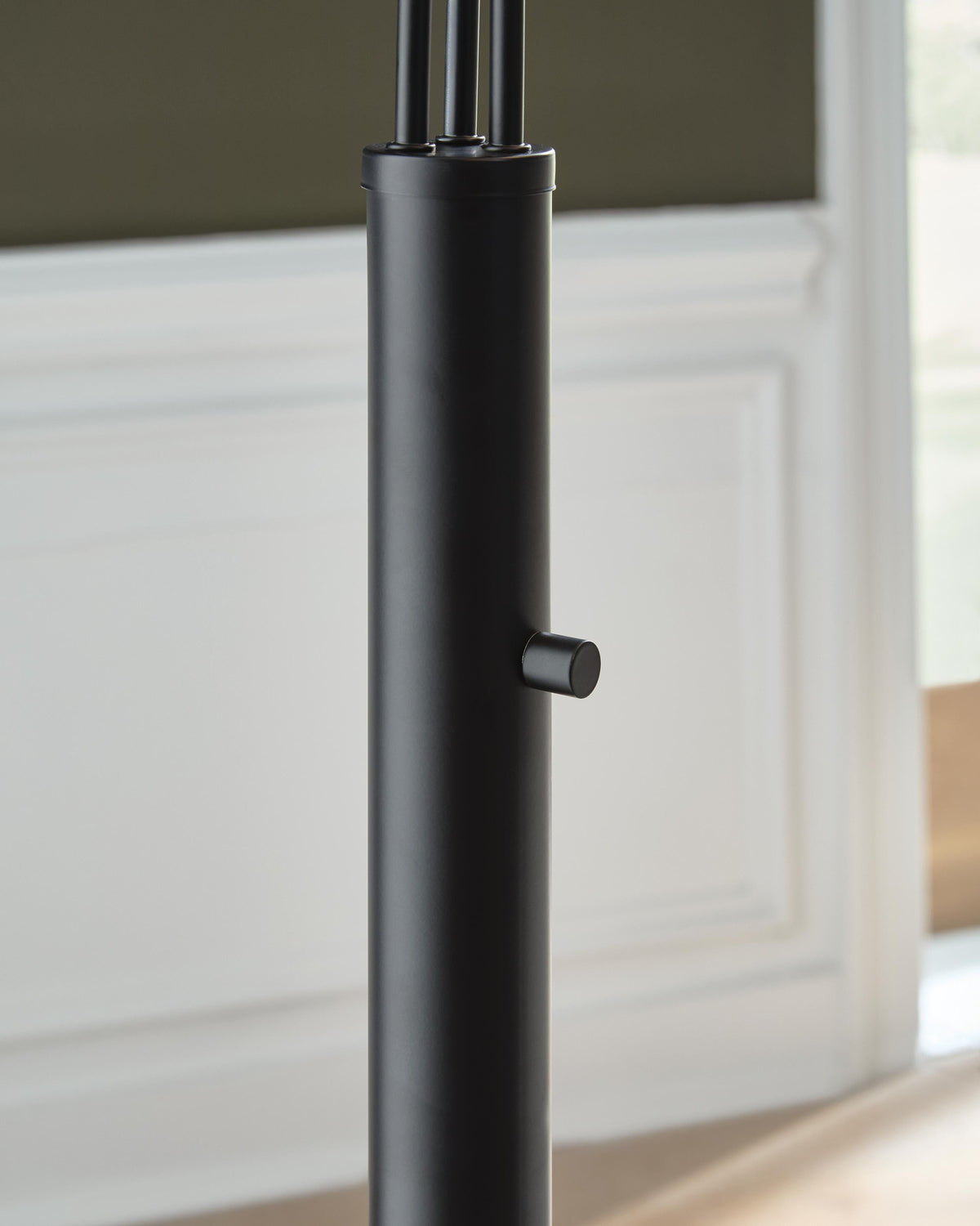 Gibbswellner Arc Lamp in Black, detail view