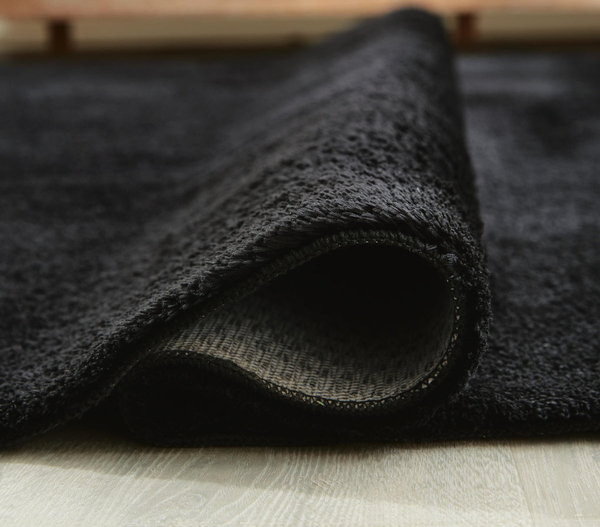 Anaben 8' x 10'1" Washable Rug in Black, detail view