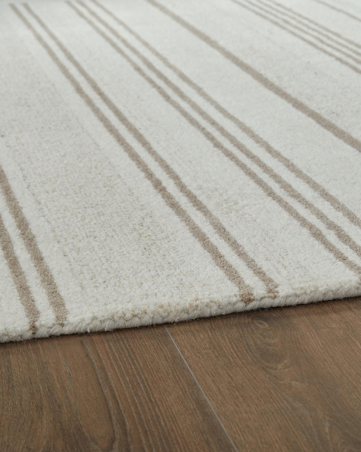 Gadence 5' x 7' Area Rug in Ivory/Tan, detail view