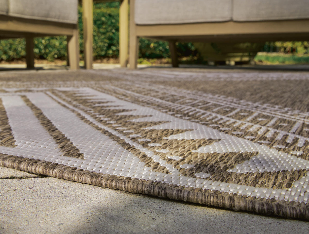 Dunsler Indoor/Outdoor 5' x 7' Rug in Brown/Cream, detail view