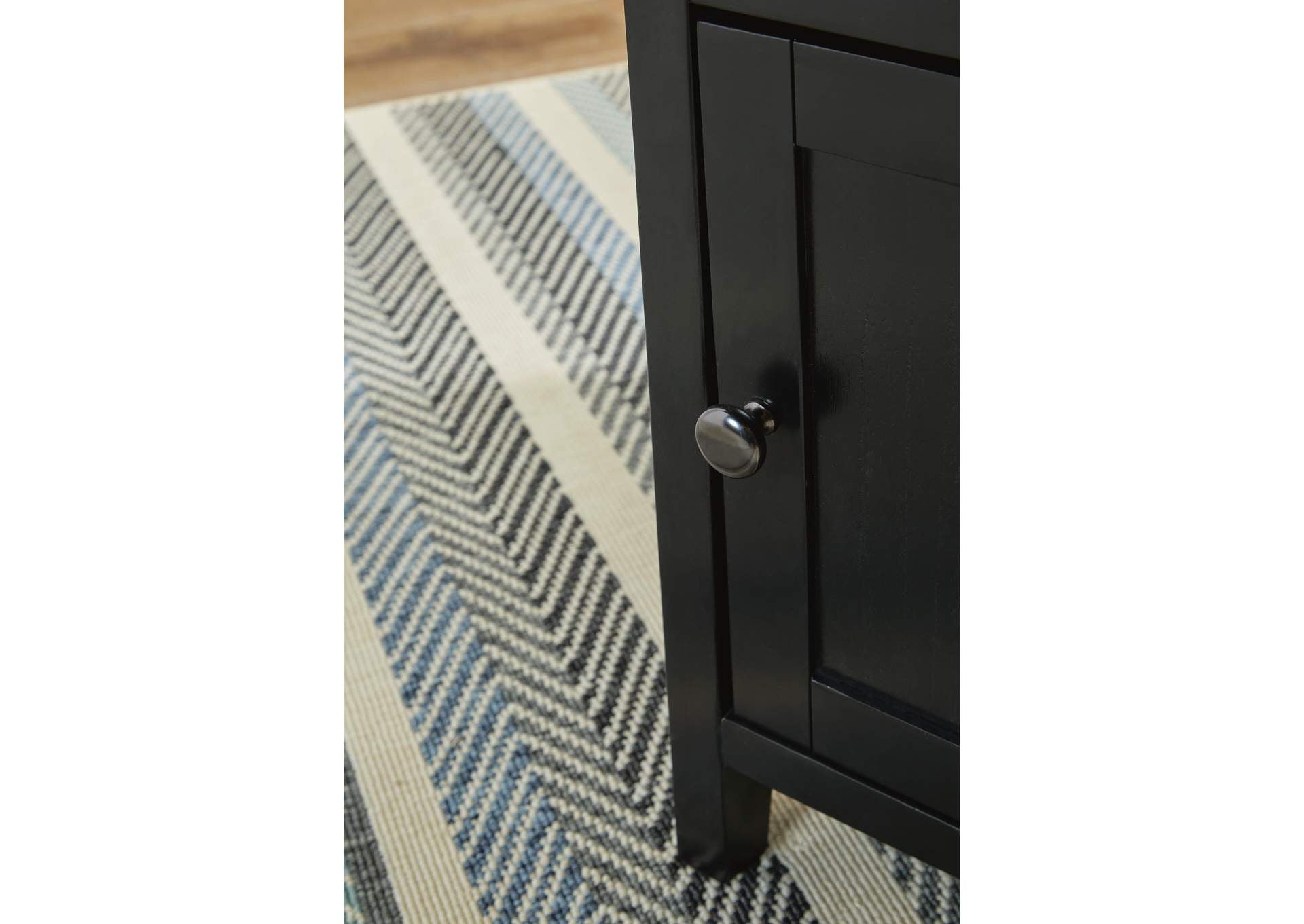 Treytown Chairside End Table detail