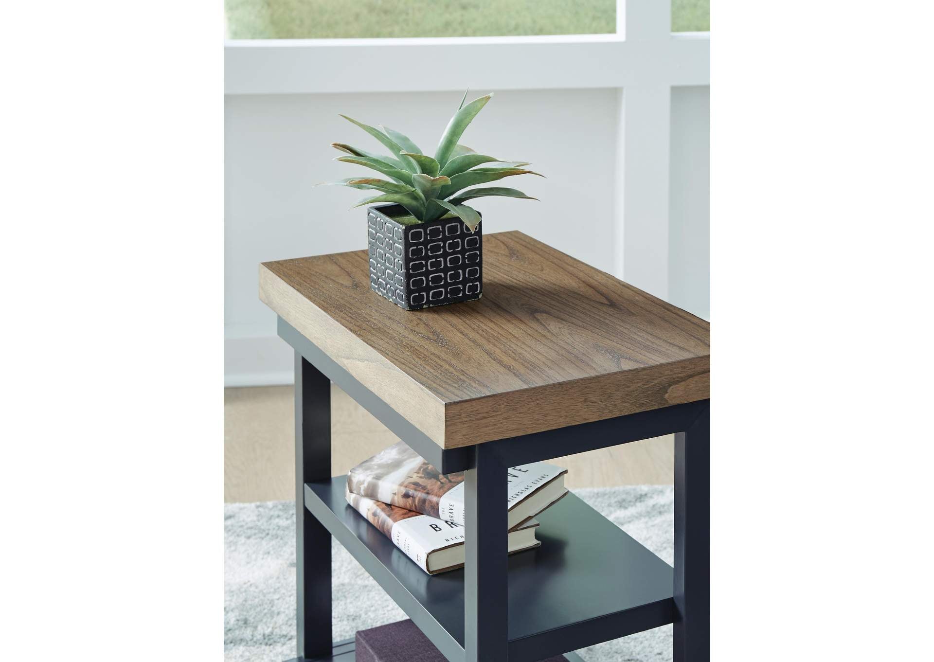Landocken Table (Set of 3) detail