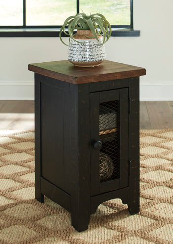 Valebeck Chairside End Table in Black/Brown