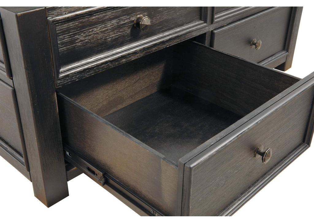 Tyler Creek Coffee Table with 2 End Tables detail