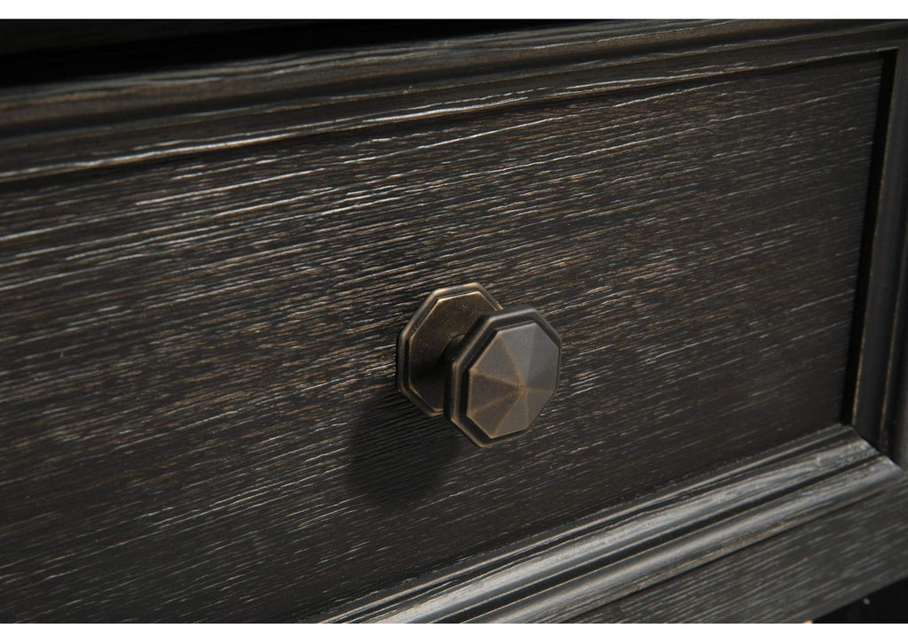 Tyler Creek Coffee Table with 2 End Tables detail