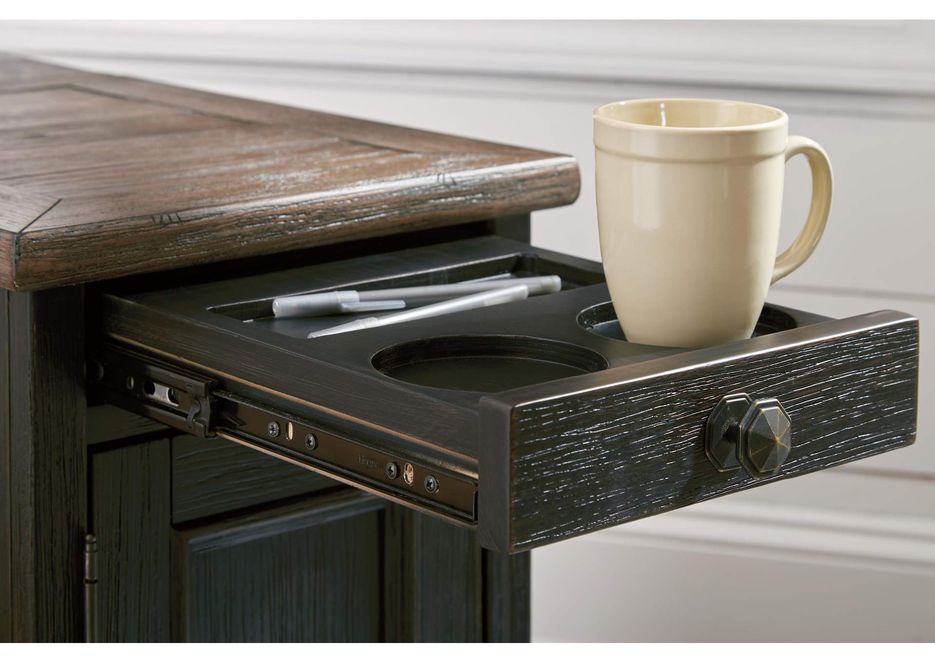Tyler Creek Coffee Table with 2 End Tables detail
