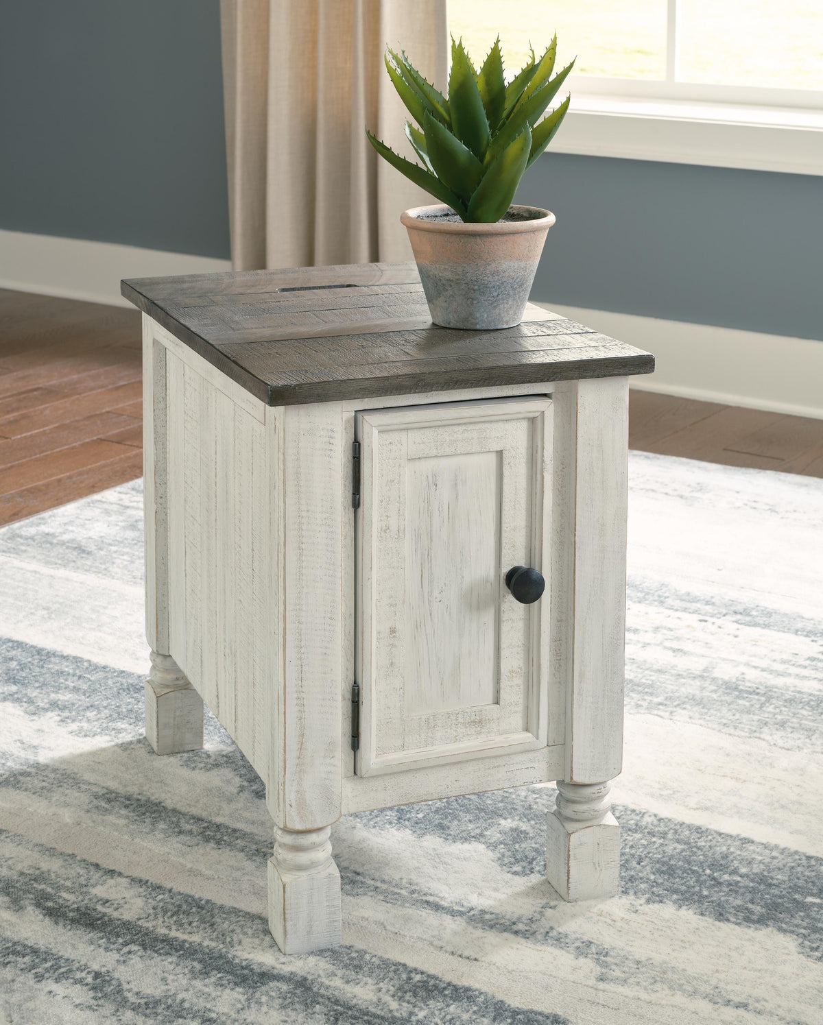 Havalance Chairside End Table in White/Gray, alternate view 3