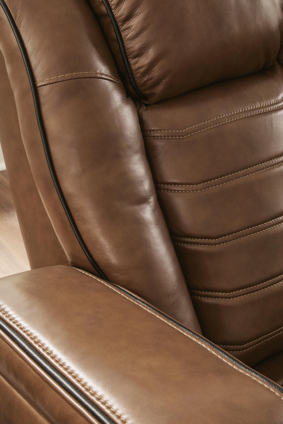 Gruaro Power Reclining Sofa in Amber, detail view